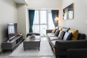 A2J Luxury 3BR Uptown Balcony BGC Suite Near Mall