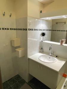 Stylish apartment with a swimming pool by the sea T129