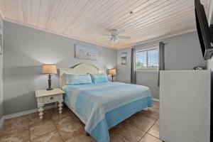 Deja View Beachfront Sunrise Beach Svc Included