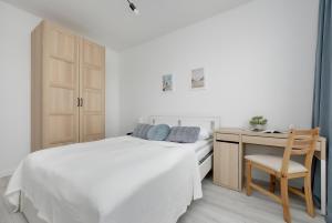 M&R Apartament Airport&Business Cybernetyki - underground garage - self check-in - fast Wi-Fi - 5 min from Chopin Airport