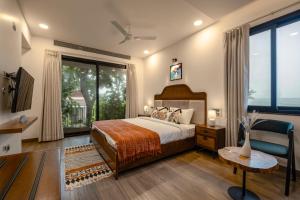 SaffronStays Fira - 4BR villa with pool, lift & sea breeze near Candolim, Baga & Reis Magos Fort