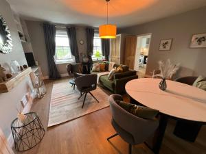 Bright Teddington Home Near River Walks