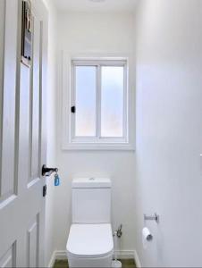 102 Chic Queen BR with Fast WiFi - Walk to Tram Stop 23