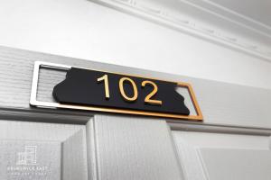 102 Chic Queen BR with Fast WiFi - Walk to Tram Stop 23