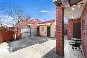 102 Chic Queen BR with Fast WiFi - Walk to Tram Stop 23