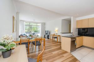 Spacious 2 Brm City-side