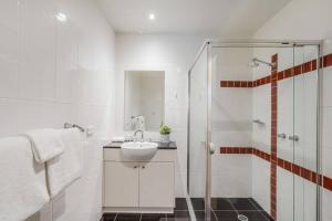 Spacious 2 Brm City-side