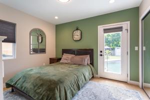 Cozy Spanish Duplex Near Studios