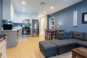 Cozy Spanish Duplex Near Studios