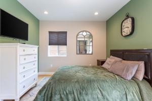 Cozy Spanish Duplex Near Studios