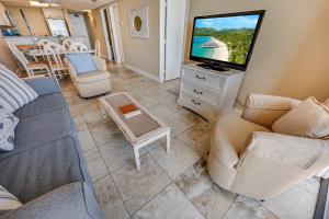 Stunning Views 2BR Oceanfront,Beach Cove Pools