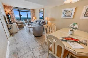 Stunning Views 2BR Oceanfront,Beach Cove Pools