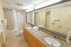 Amazing Coastal retreat wbalcony, hot tubs & pool