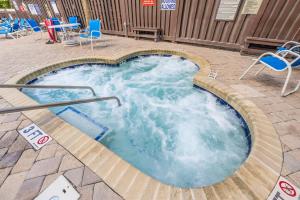 Amazing Coastal retreat wbalcony, hot tubs & pool