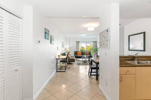 Apartment3BR2BA King Bed, Parking, Washer& Dryer