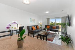 Apartment3BR2BA King Bed, Parking, Washer& Dryer