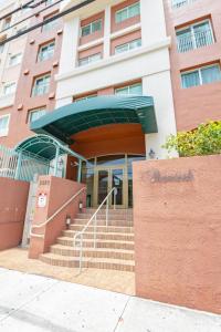 Apartment3BR2BA King Bed, Parking, Washer& Dryer