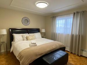 Bright 2 BR pet friendly, KING bed, WiFi,2 parking