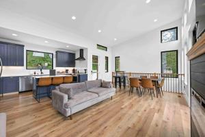 Lakefront Home with Dock - Hot tub - 7 miles to Ark