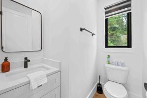 Lakefront Home with Dock - Hot tub - 7 miles to Ark