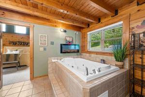 Lakeside Log Home, Private Dock, Near Ark!