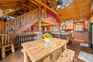 Lakeside Log Home, Private Dock, Near Ark!