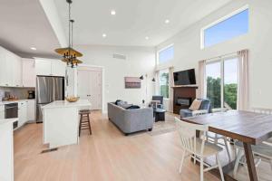 4BR, 2 & half Bath, Hot Tub, Private Parking, Near Ark