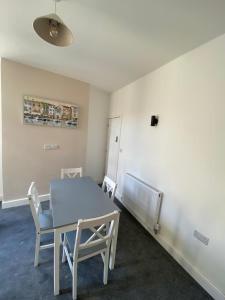 3 Double Bedroom Home-Sleeps 8 - Castle Donnington