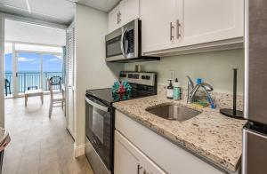 New Penthouse! Oceanfront, Heated Pools, TOP Floor