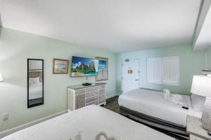 New Penthouse! Oceanfront, Heated Pools, TOP Floor