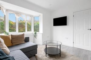 3Bed House-Free Parking