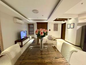 Sheryll Escapes - La Grande 608, classy 1BR balcony, WiFi, Netflix