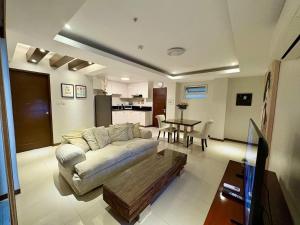 Sheryll Escapes - La Grande 608, classy 1BR balcony, WiFi, Netflix