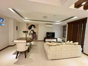 Sheryll Escapes - La Grande 608, classy 1BR balcony, WiFi, Netflix