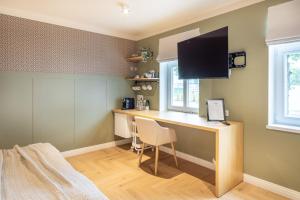 Alice Backyard Holiday Home - Apartments, Rooms & Exclusive Cave Saunas