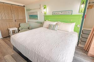 Honeymoon Suite - Caravelle Resort, Great Terrace!