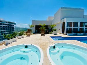 Blue Loft 14th floor with balcony overlooking the ocean and marina, Jacuzzi, Sauna, Turkish bath, swimming pool, gym, spa y bar