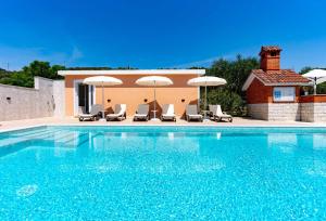 Foric Apartments With Outdoor Heated Pool