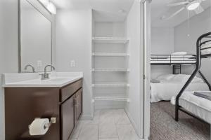 Cozy 2BR Getaway, King Bed, Free Parking