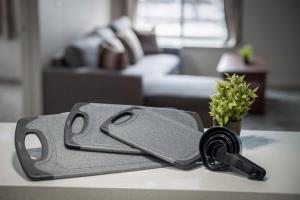 Cozy 2BR Getaway, King Bed, Free Parking