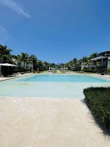 Stylish 1BR, Pools & Walk to Beach - Sublime