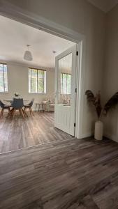 Modern 2 bed, 2 bath Apartment, Central Location