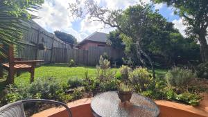 Firefly Cottage: Cosi nest tucked away in garden