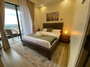 17th-Floor 1BR with Pool & City View near Yaya Centre