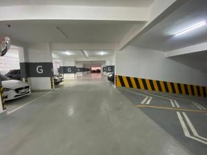 Tranquil 1BD Apt, Pool, 17th Flr, Walking distance to Yaya