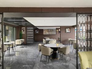 Tranquil 1BD Apt, Pool, 17th Flr, Walking distance to Yaya