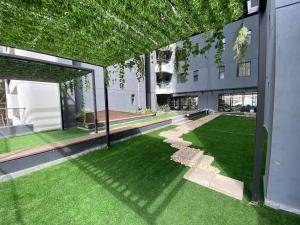 Tranquil 1BD Apt, Pool, 17th Flr, Walking distance to Yaya