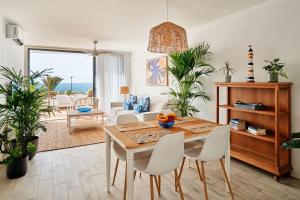 Coastal Apartment with Terrace, Sea Views and Heated Pools