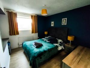 Cozy Four-Bedroom Home with Hot Tub, Garden, CONTRACTORS WELCOME - Close to Shops, Restaurants, Hospital and Park