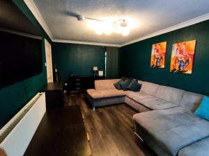 Cozy Four-Bedroom Home with Hot Tub, Garden, CONTRACTORS WELCOME - Close to Shops, Restaurants, Hospital and Park